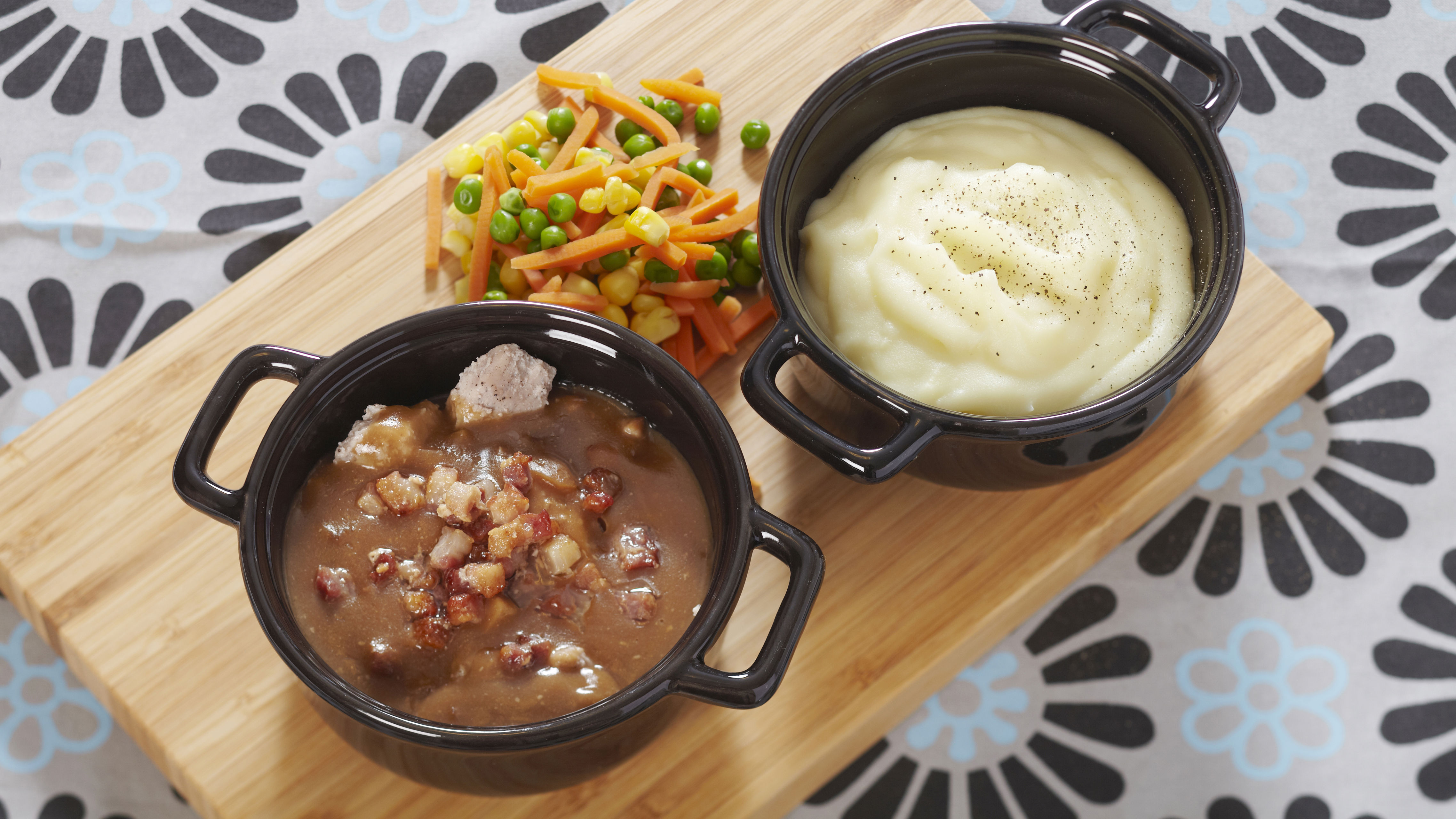 Bacongryde med kartoffelmos og grøntsager